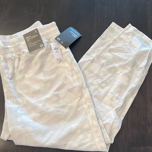 NWT gap runaround tapered pant - medium petite - white camouflage print